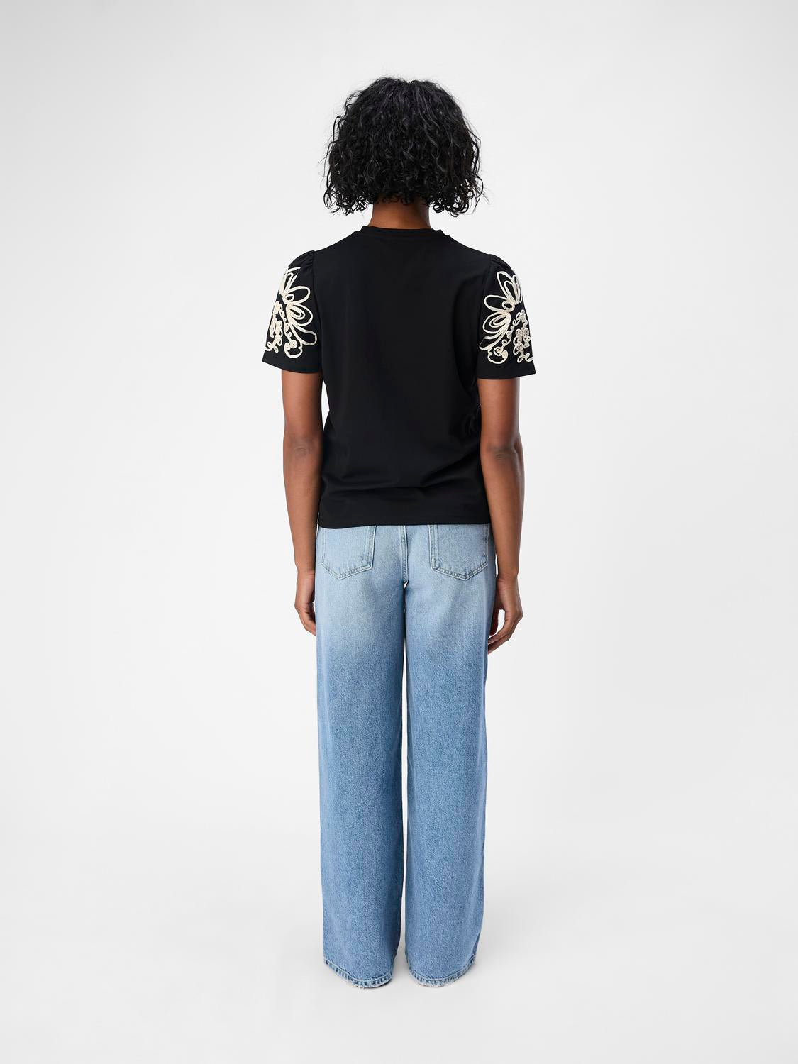 model_shot-back